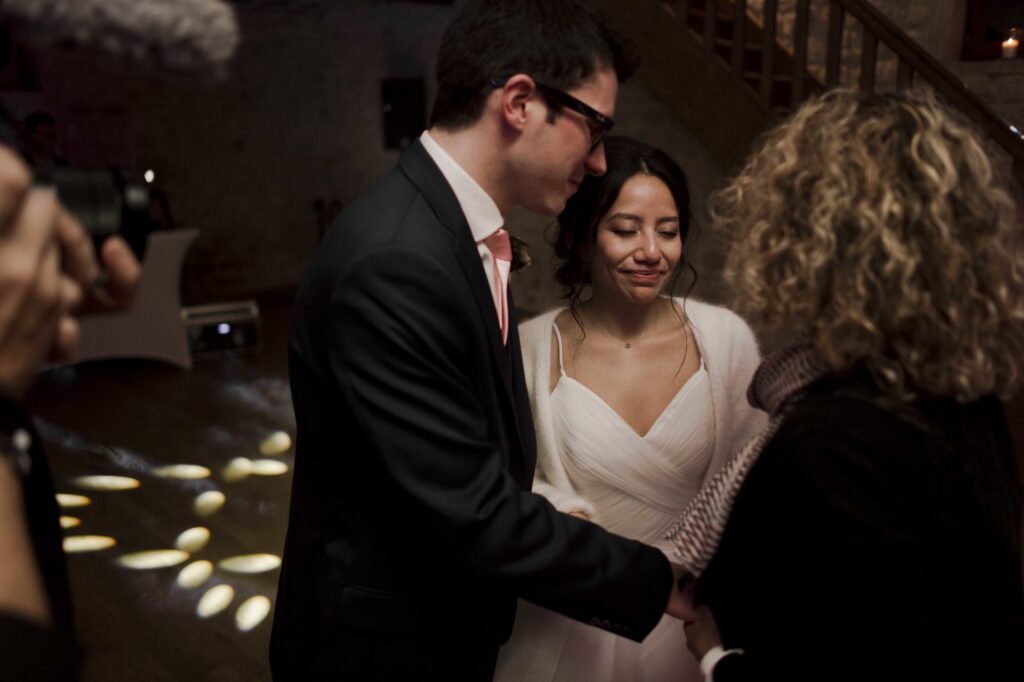 Laëtitia Goux officiante accompagnant Olivia et Jordan émus pendant leur cérémonie laïque d'hiver