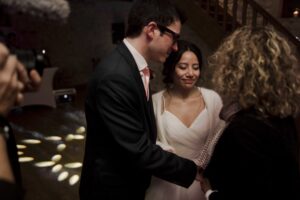 Laëtitia Goux officiante accompagnant Olivia et Jordan émus pendant leur cérémonie laïque d'hiver