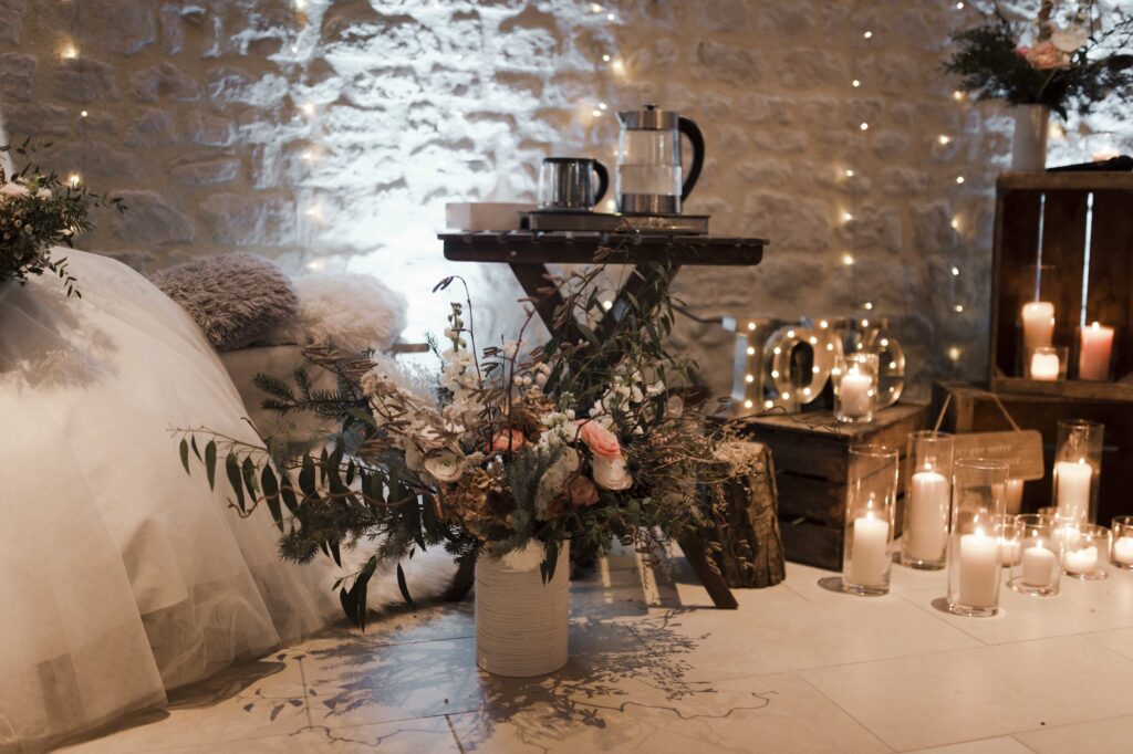 Espace de cérémonie laïque d'hiver avec bougies et théière au Colombier du Manoir
