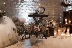 Espace de cérémonie laïque d'hiver avec bougies et théière au Colombier du Manoir