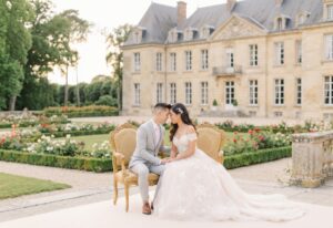 Engagement et complicité des mariés sur la terrasse du Château de Courtomer