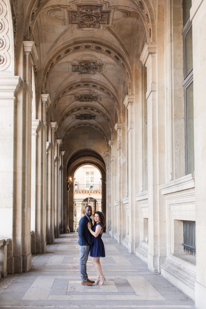 couple de futur marié en séance photo à Paris