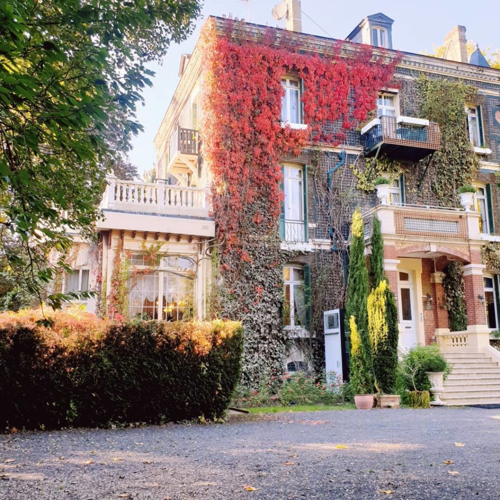 est un authentique manoir du XIXe siècle érigé au milieu d'un parc de plus de 2 hectares.