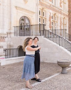 wedding planner qui surveille l'heure devant le chateau