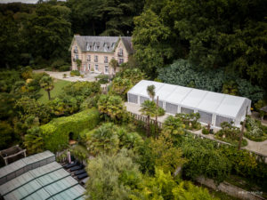 vue aérienne du château avec son orangeraie et sa piscine