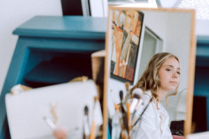 future mariée en plein maquillage au bord de la mer