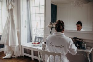mariée qui se prépare en peignoir avant d'enfiler sa robe de mariée