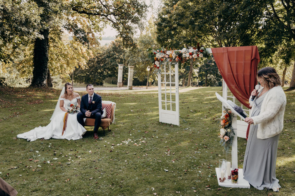 vue de la cérémonie et des mariés dehors sous les couleurs de l'automne
