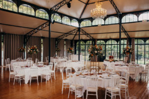 tables décorées aux couleurs de l'automne dans l'orangerie du domaine d'aslan