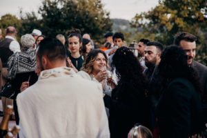 invités au cocktail avec coupe de chamapgne