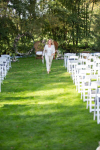officiante marchant dans l'allée