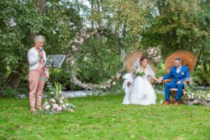 Proche célébrant une cérémonie laïque guidé par un coaching d'officiant d'un jour