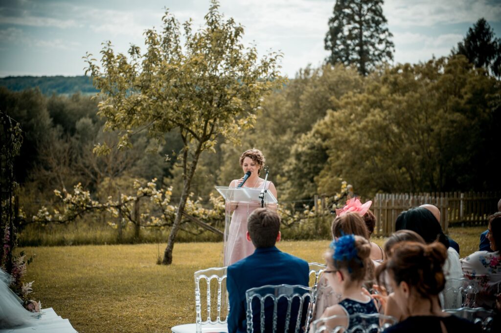 Laëtitia Goux officiante de cérémonie laïque professionnelle au micro avec les mariés