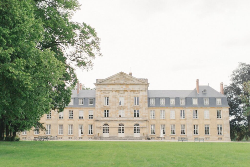 Façade en pierre du Château de Courtomer et grand parc pour cérémonie intime